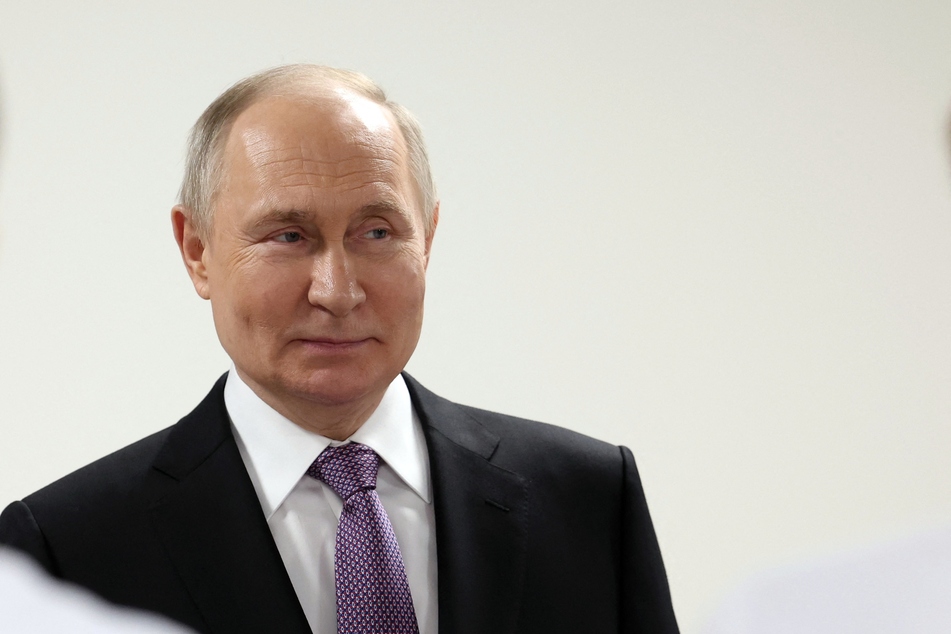 Putin (71) könne so im Wahlkampf zeigen, dass er die Lage kontrolliere und die russische Armee in der Lage sei, Angriffe zu führen.