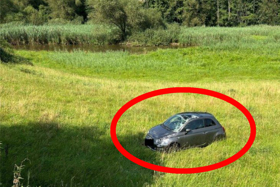 Am nächsten Tag stand der Fiat 500 schwer beschädigt in einem Feld.