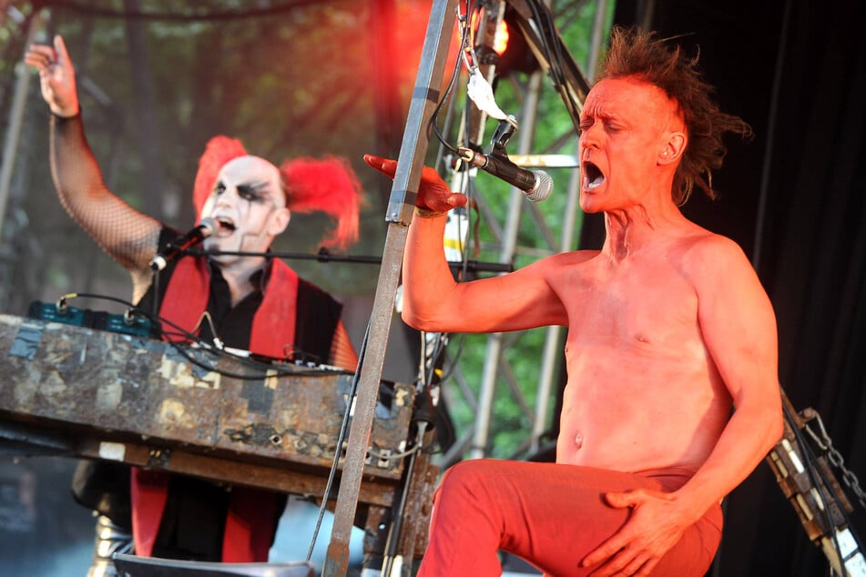 Bruno Kramm (l.) und sein Band-Kollege Stefan Ackermann bei einem Auftritt 2017 in Köln.