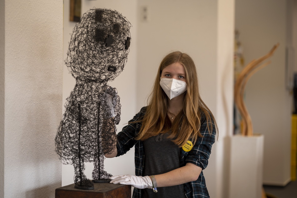 Mit-Organisatorin Ronja Scheinpflug (19) findet die Drahtskulptur von Konrad Thalmann beeindruckend.