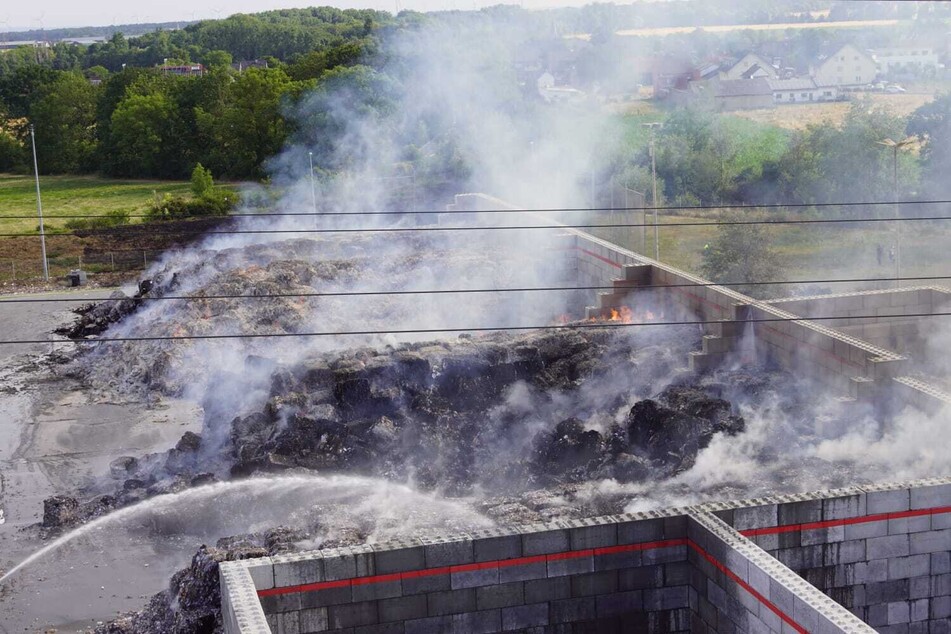 Feuer in Papierfabrik lodert seit Tagen: Polizei nimmt die Ermittlungen auf
