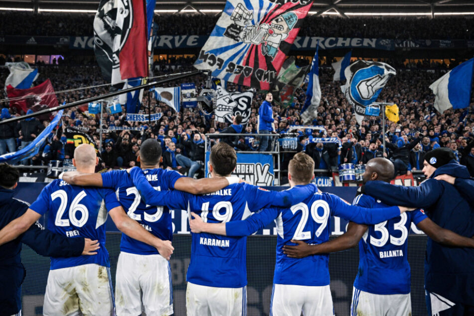 Die Schalker Fans in der Veltins-Arena feierten ihre Mannschaft nach dem hart erkämpften Punktgewinn.