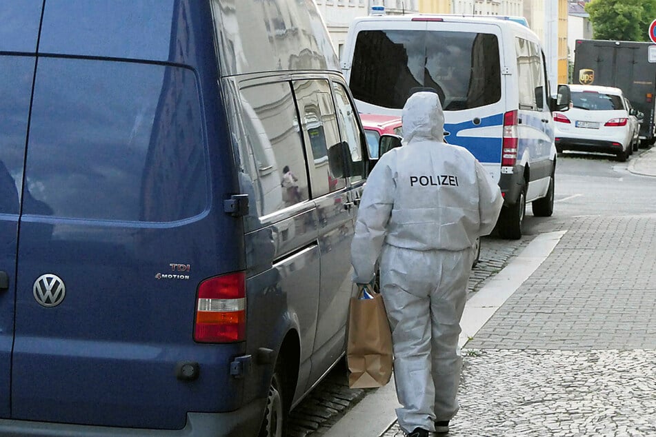 Ein Beamter der Spurensicherung wartet auf Kollegen, mit denen er den Tatort dokumentieren will.