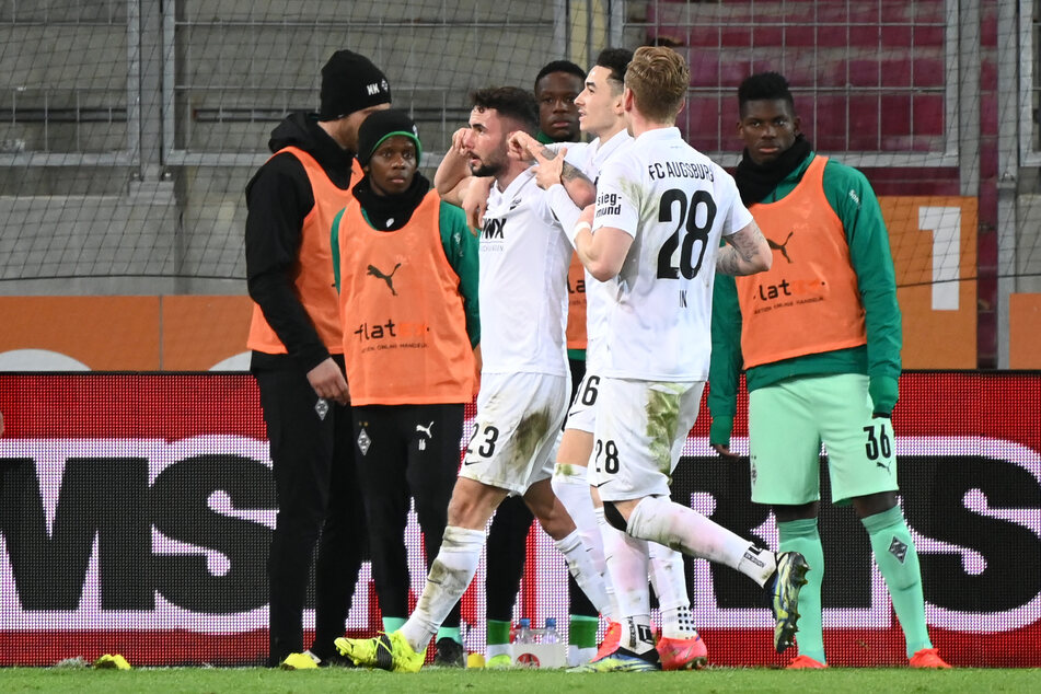 Augsburgs damaliger Angreifer Marko Richter (23, 3.v.l.) bejubelte mit seinen Teamkollegen den zwischenzeitlichen 2:1-Führungstreffer, während die Gladbacher Reservespieler im Hintergrund nur verdutzt zuschauten.
