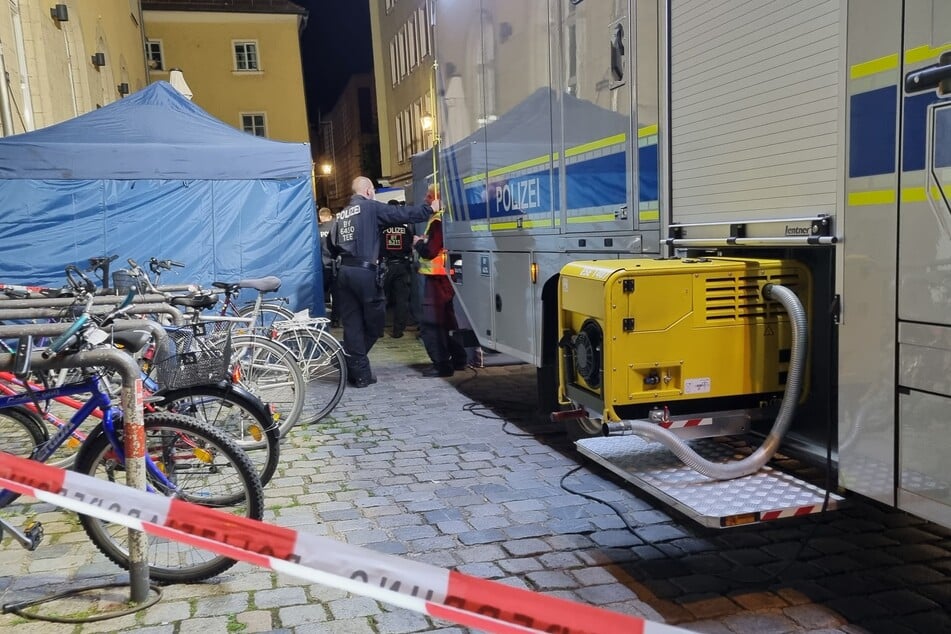 In Regensburg nahm die Polizei mehrere Menschen fest und durchsuchte Wohnungen.