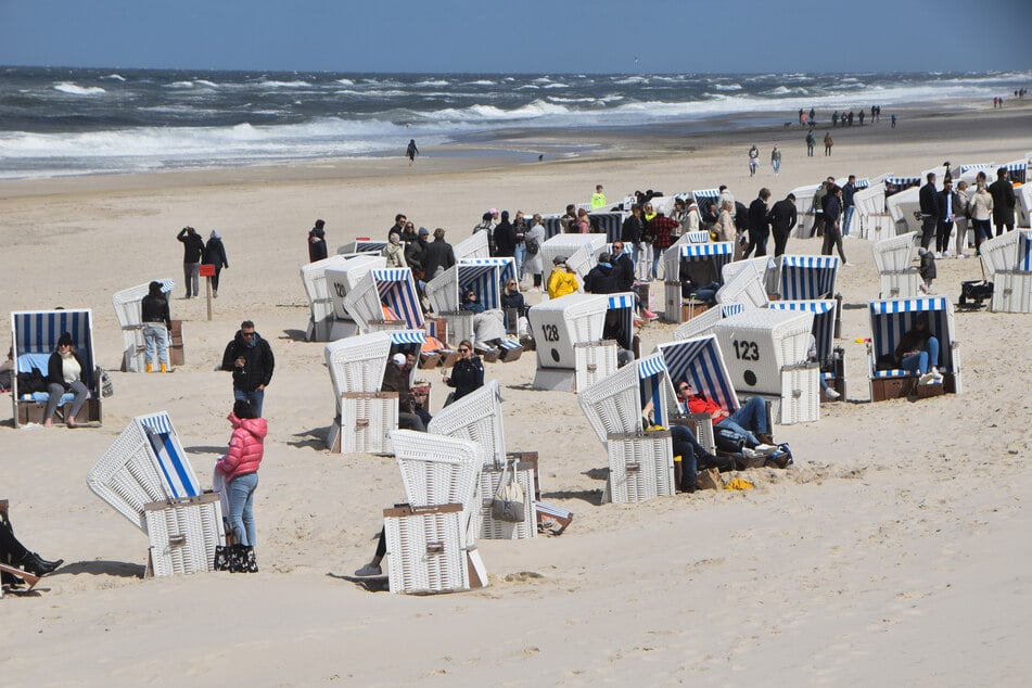 Strandbesucher sollten sich von verdächtigen Gegenständen fernhalten. (Symbolbild)