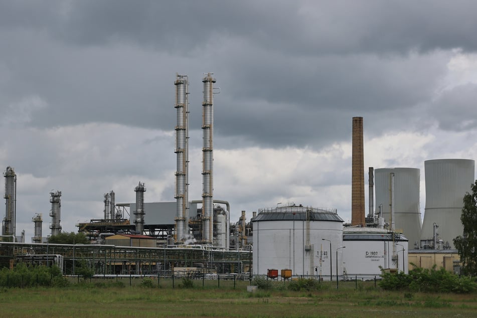 Der US-amerikanische Chemiekonzern Dow will Teile seiner Anlagen in Sachsen-Anhalt und Sachsen schließen. Verbände fürchten einen Dominoeffekt in der Region.