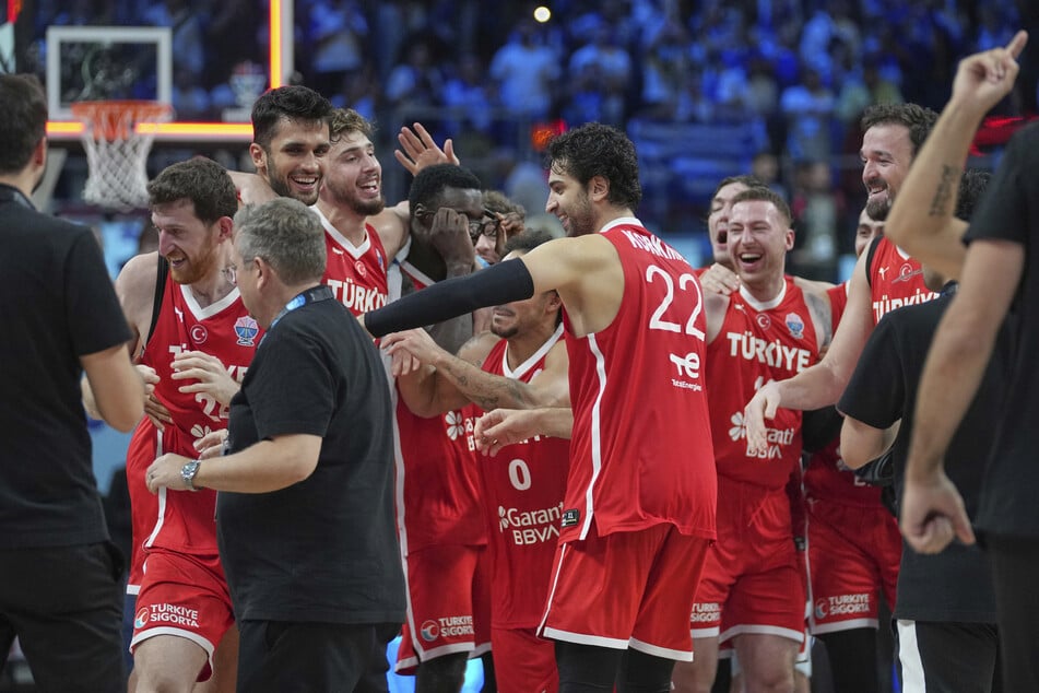 La selección turca se clasificó para la final del Europeo tras una victoria contundente sobre Grecia.