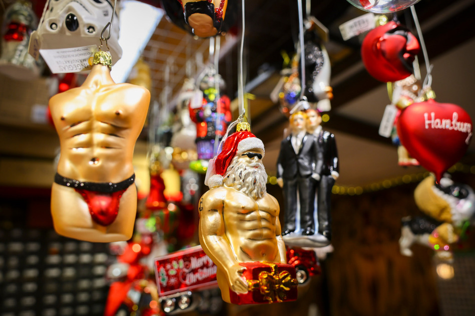Auf dem Weihnachtsmarkt Santa Pauli wird allerhand Dekoration angeboten.