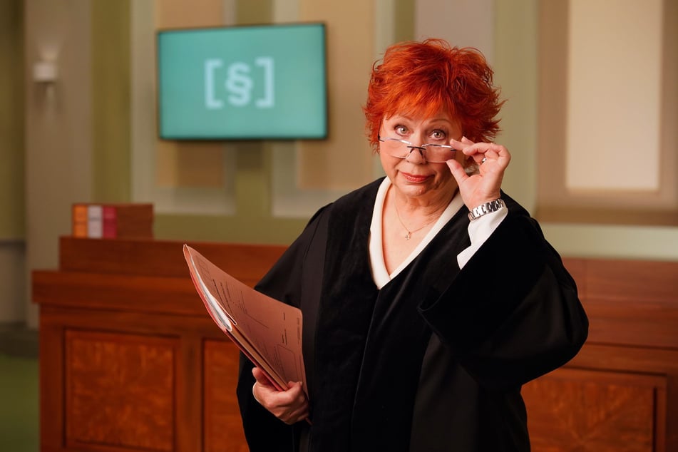 Barbara Salesch in schwarzer Robe im RTL-"Strafgericht".