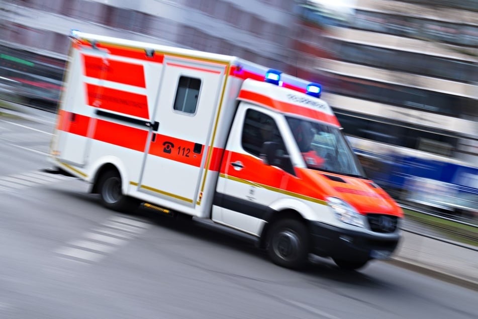 Rettungskräfte kümmerten sich noch vor Ort um die Betroffenen. (Symbolbild)