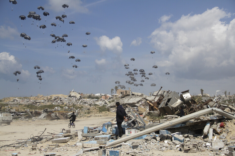 Panisch versuchen die Menschen im Gazastreifen die Hilfsgüter zu erreichen.