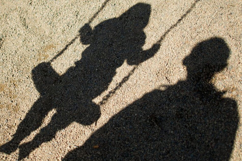 Der Mann hielt sich in unmittelbarer Nähe zu Kindern auf und entblößte sich. (Symbolfoto)