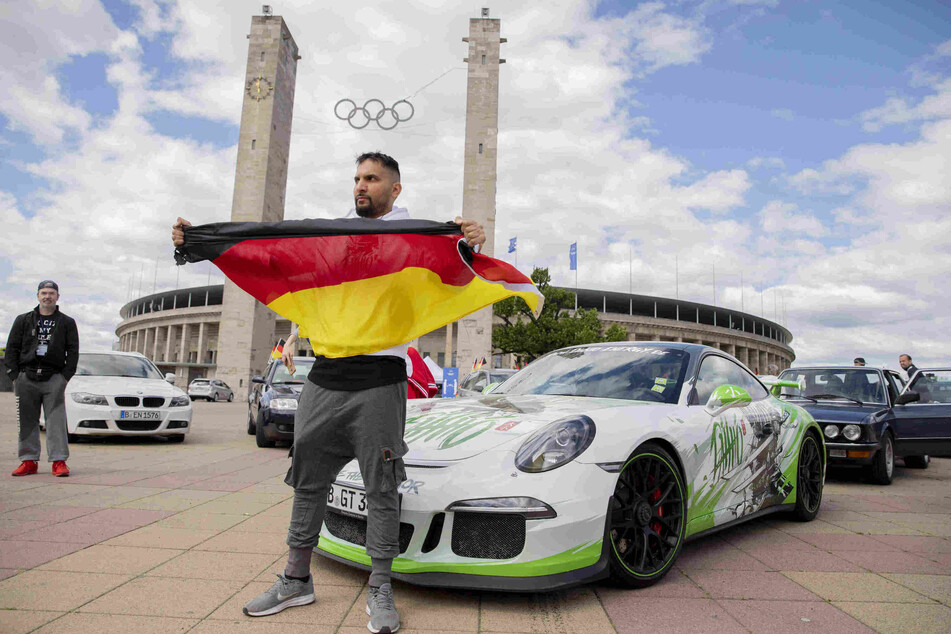 Attila Hildmann (39) fuhr mit einem Porsche vor und zeigte demonstrativ die Deutschlandflagge.