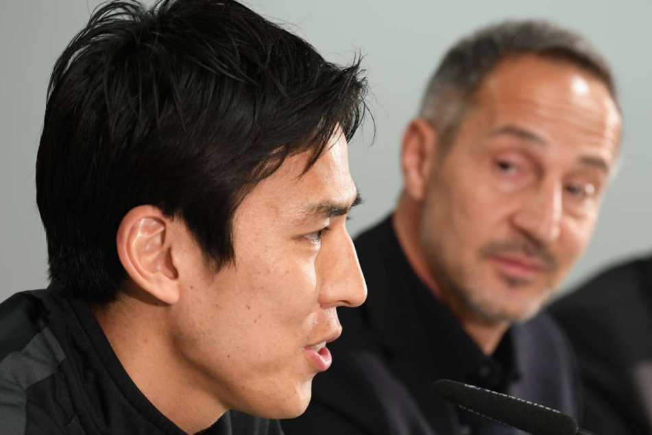 Adi Hütter (r.) hält viel von seinem Abwehr-Chef Makoto Hasebe (l.), auch wenn der Japaner in dieser Saison aus taktischen Gründen nicht immer erste Wahl war (Archivbild).