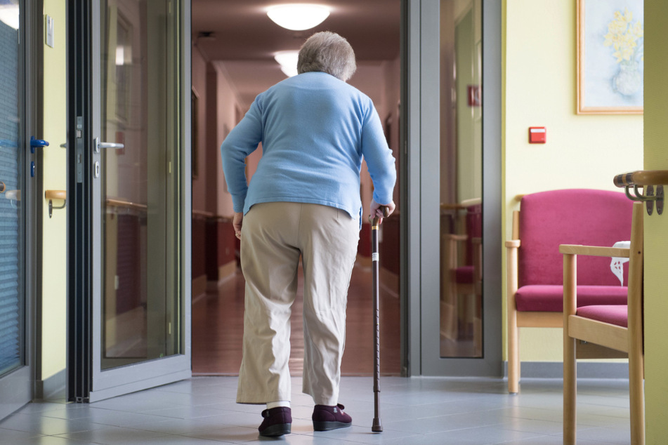 Eine ältere Frau im Pflegeheim. Der Personalmangel in den Alten- und Pflegeheimen hat während Corona noch zugenommen.