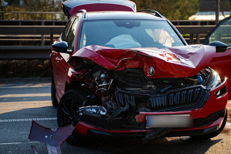 Zu wenig Abstand: Fünf Autos krachen auf linker Spur der A60 ineinander