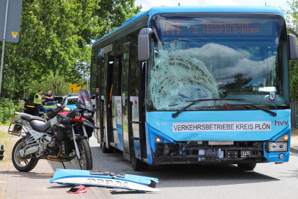 Biker wird von Linienbus erfasst und 30 Meter mitgeschleift: Lebensgefahr