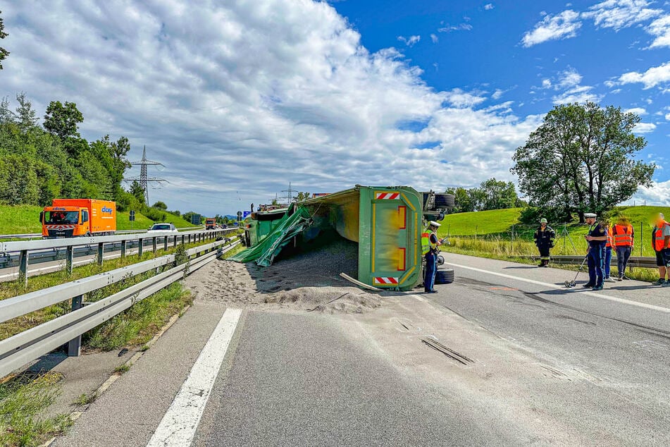 Die Ladung des Lkw - 26,5 Tonnen Splitt - verteilte sich auf der Fahrbahn.