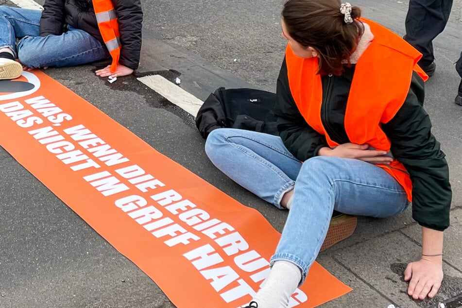 "Letzte Generation": Aktivisten blockieren zentrale Straße in Mainz