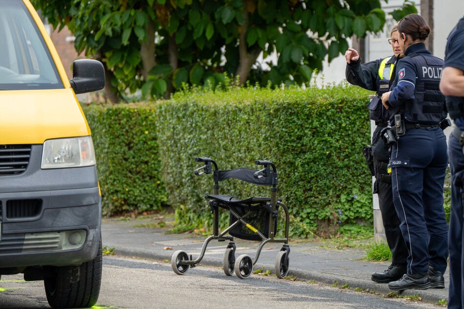 Der Rollator der verstorbenen Frau steht noch auf der Straße.