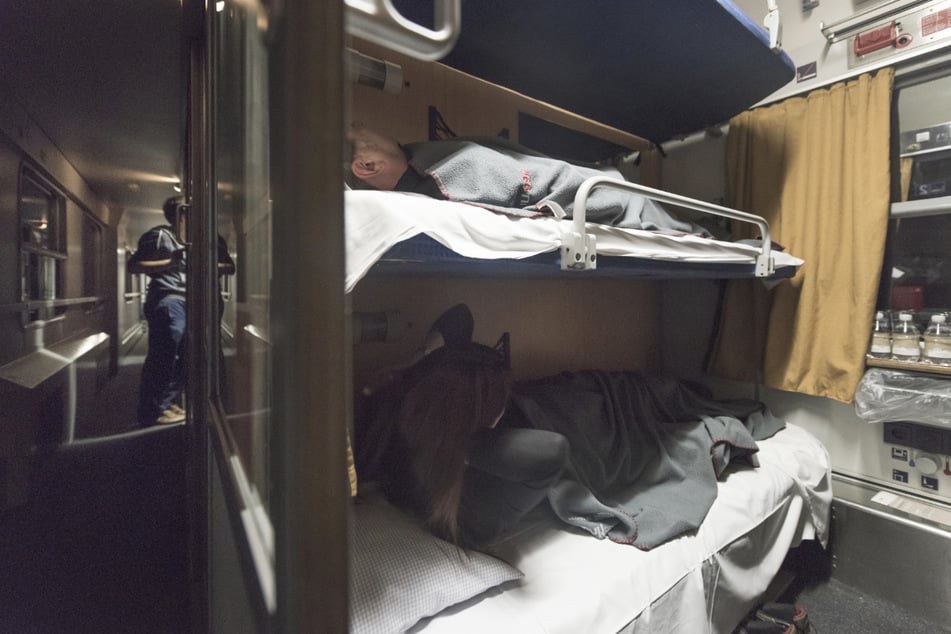 Im Nachtzug lassen sich weite Strecken beispielsweise in so einem Liegeabteil schlafend zurücklegen. (Symbolbild)