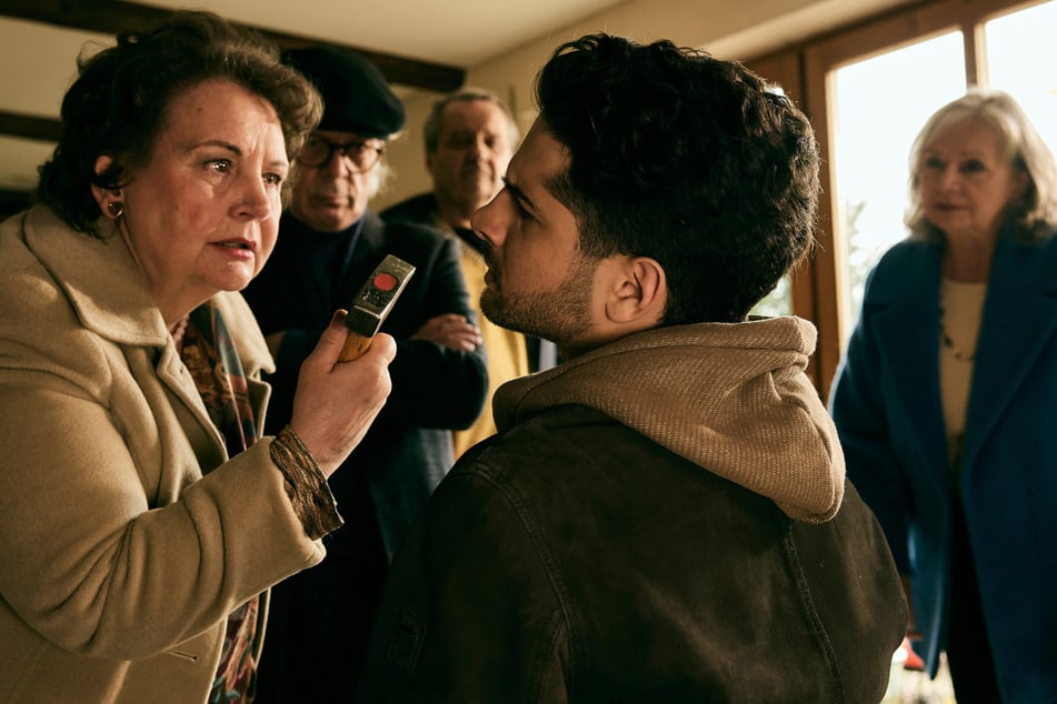 Als Oma Babicka geht Swetlana Schönfeld (†74) in der Folge selbst auf Verbrecherjagd.