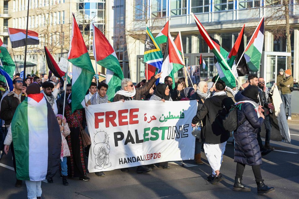 Rund 1000 Menschen gingen am Samstag für Palästina auf die Straße.