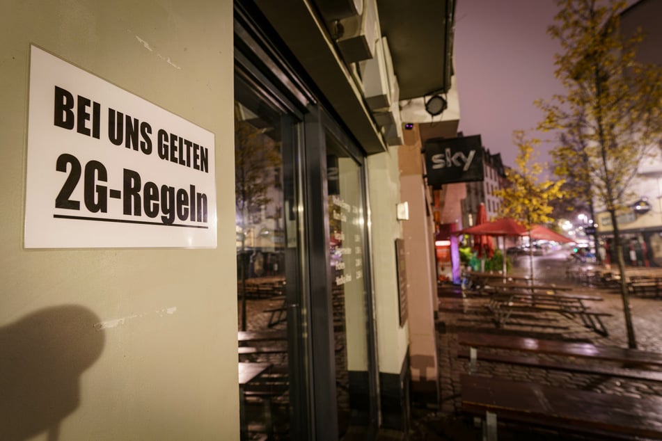 "Bei uns gelten 2G-Regeln" verkündet am frühen Morgen ein Schild an einem geschlossenen Lokal im Frankfurter Kneipenviertel Alt-Sachsenhausen.