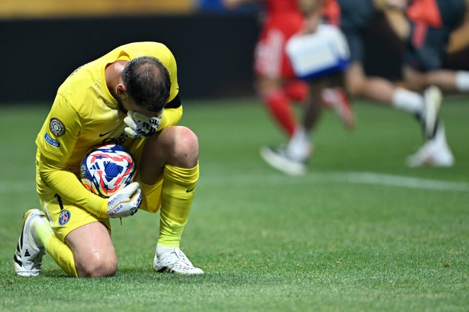Unmittelbar nachdem dem PSG-Keeper Gianluigi Donnarumma (26) die Folgen seiner Aktion klar wurde, zeigte er sich schwer getroffen.