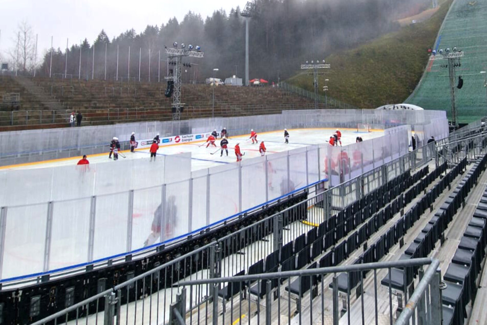 Gespielt wird in der Vogtland Arena auf NHL-Maßen von 56x26 Metern.