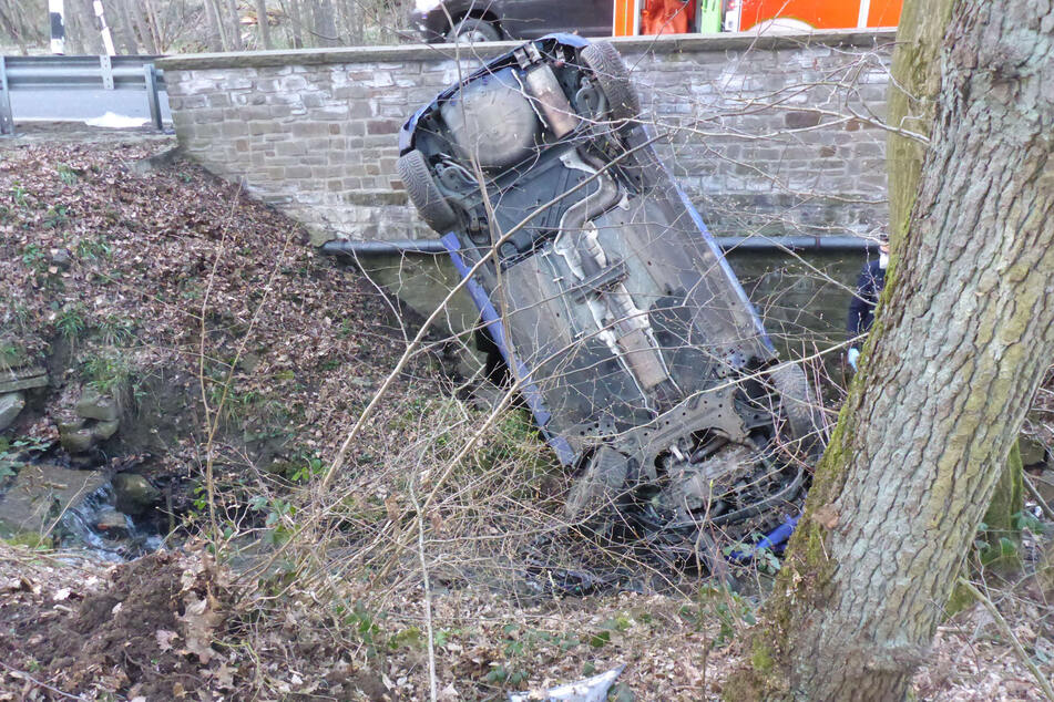 Ein Fahranfänger (18) in Neunkirchen-Seelscheidt ist am Montag kopfüber mit seinem Wagen in einem Bach gelandet. Die Polizei hat die Ermittlungen zur Unfallursache aufgenommen.