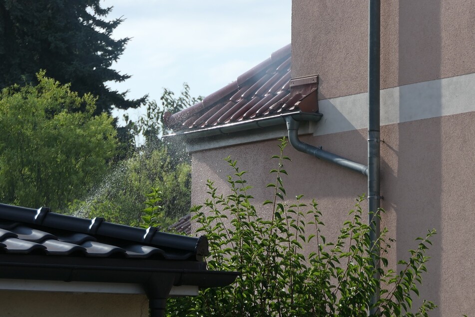 Das Feuer griff auf die Fassade des Hauses über.