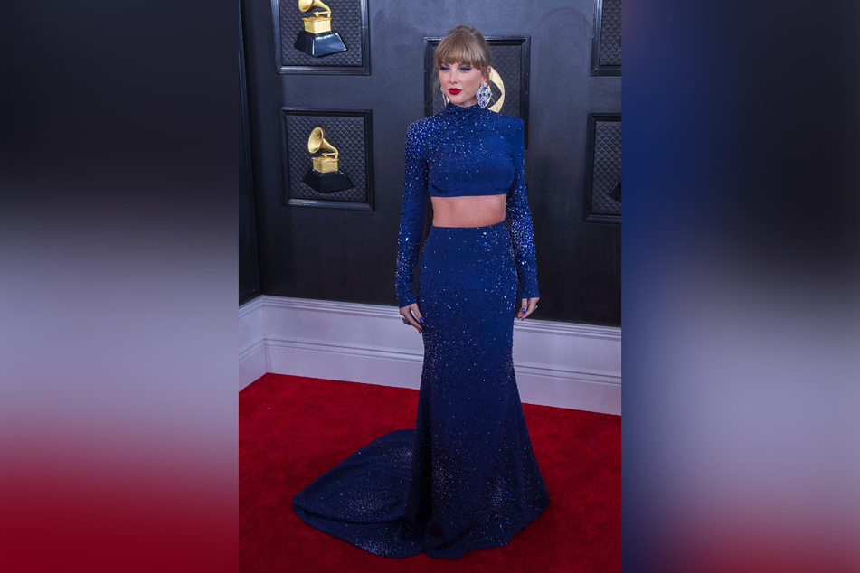 Taylor Swift (33) bezauberte in einer bodenlangen Robe von Roberto Cavalli.