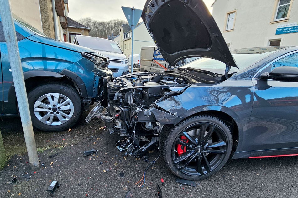 In Chemnitz-Harthau krachte es am Dienstagmorgen: Ein Kia kollidierte mit einem Audi.