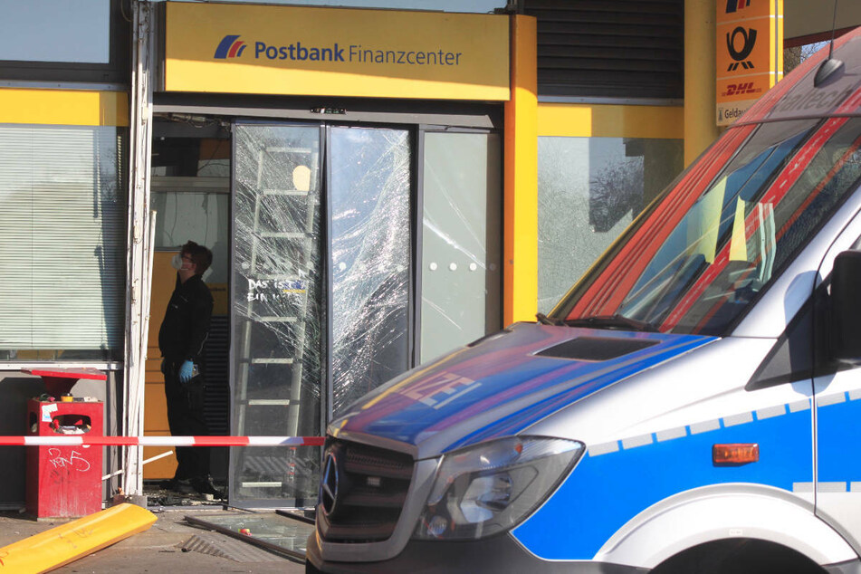 Knapp zweieinhalb Stunden nach der ersten Explosion ist ein weiterer Geldautomat in einer Postbank im Einkaufszentrum "Tierpark Center" in Berlin-Friedrichsfelde gesprengt worden.