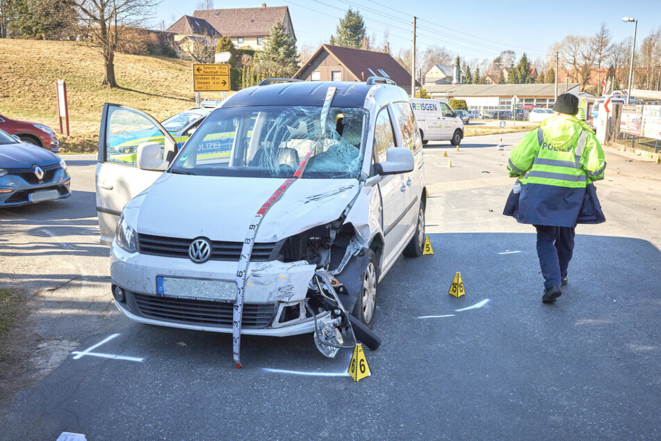 Beim Zusammenprall mit einem Pedelecfahrer wurde der VW Caddy stark beschädigt.
