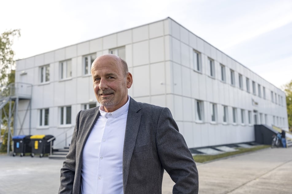 Vorm Asylheim steht Thomas Wolter (59), der als Chef seiner gleichnamigen Betreiberfirma in Dresden drei weitere Flüchtlingsunterkünfte betreut.