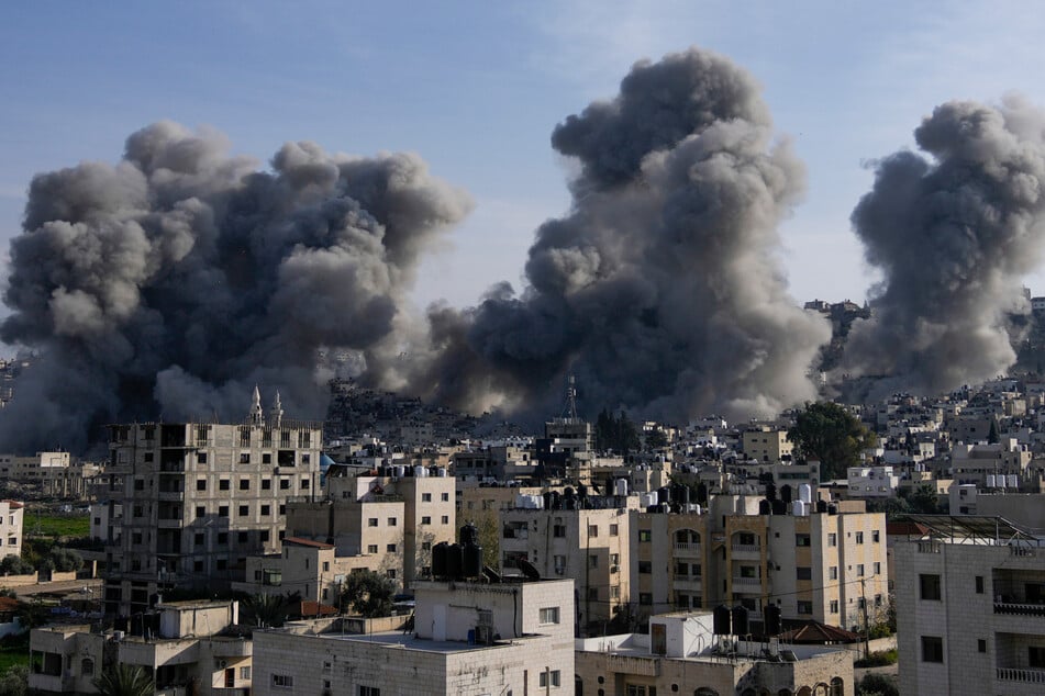 Nach einer Explosion der israelischen Armee, die nach eigenen Angaben von militanten Palästinensern genutzte Gebäude im Flüchtlingslager Dschenin im Westjordanland zerstörte, steigt Rauch auf.