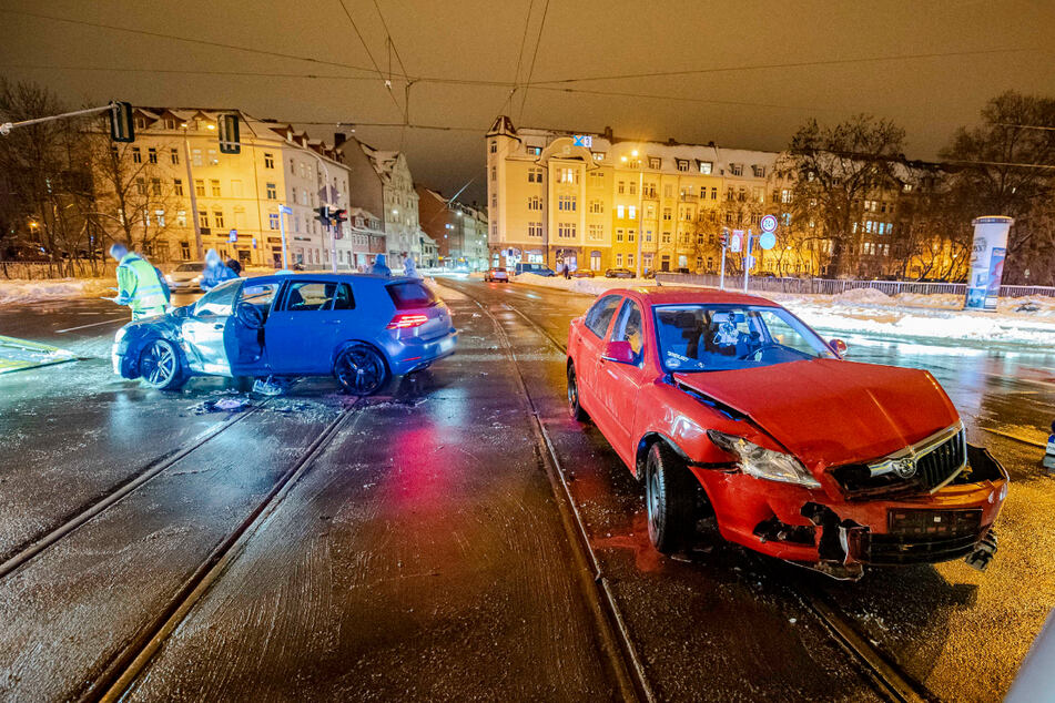 Unfall in Erfurt: Skoda-Fahrer missachtet Vorfahrt und knallt mit VW zusammen