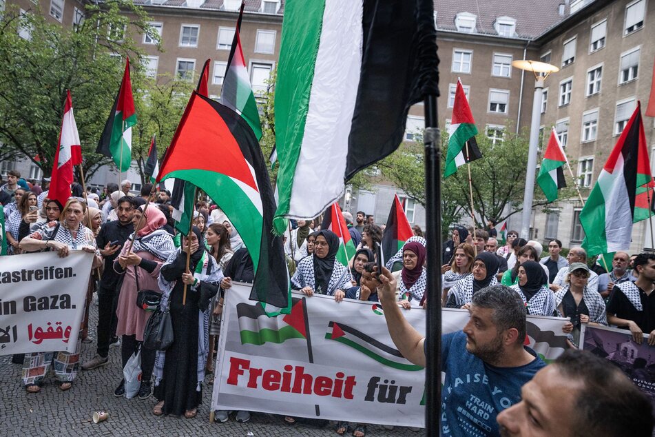 Die Demo lief unter dem Motto "Hands off Lebanon now - In Solidarität mit Libanon &amp; Palästina".