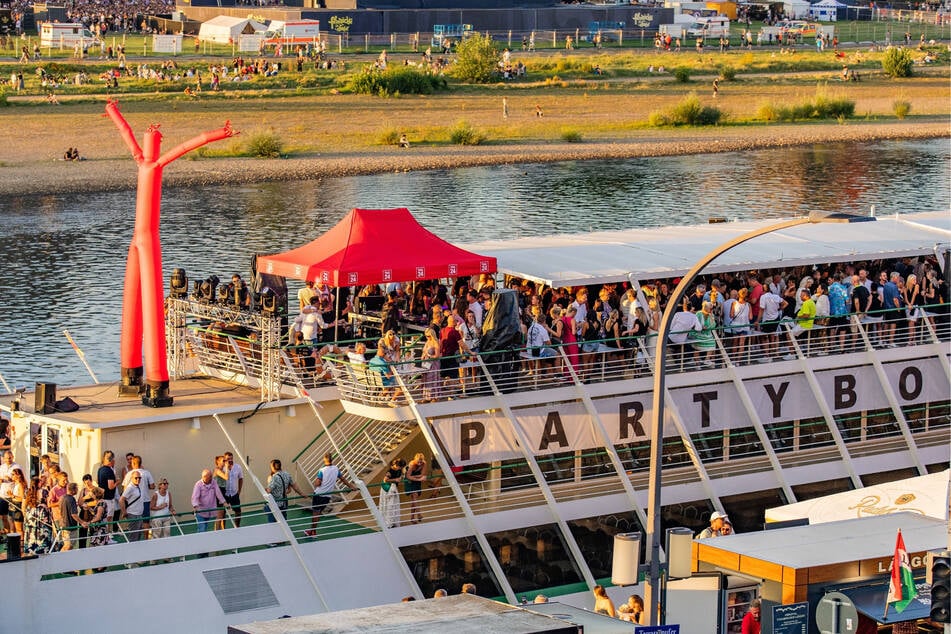 Bei gutem Wetter auf der Elbe Party machen? Das geht auf dem CLICK CLACK Partyboot!