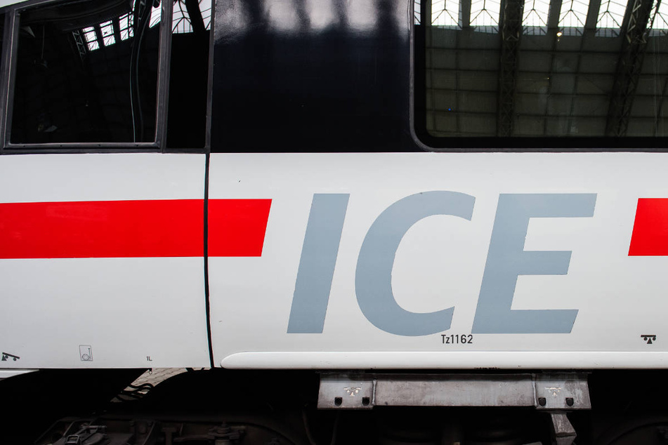 Die ICE-Strecke zwischen Köln und Frankfurt wird wegen Bauarbeiten für eine Woche gesperrt. Die Züge werden umgeleitet, weshalb einige Halte entfallen.