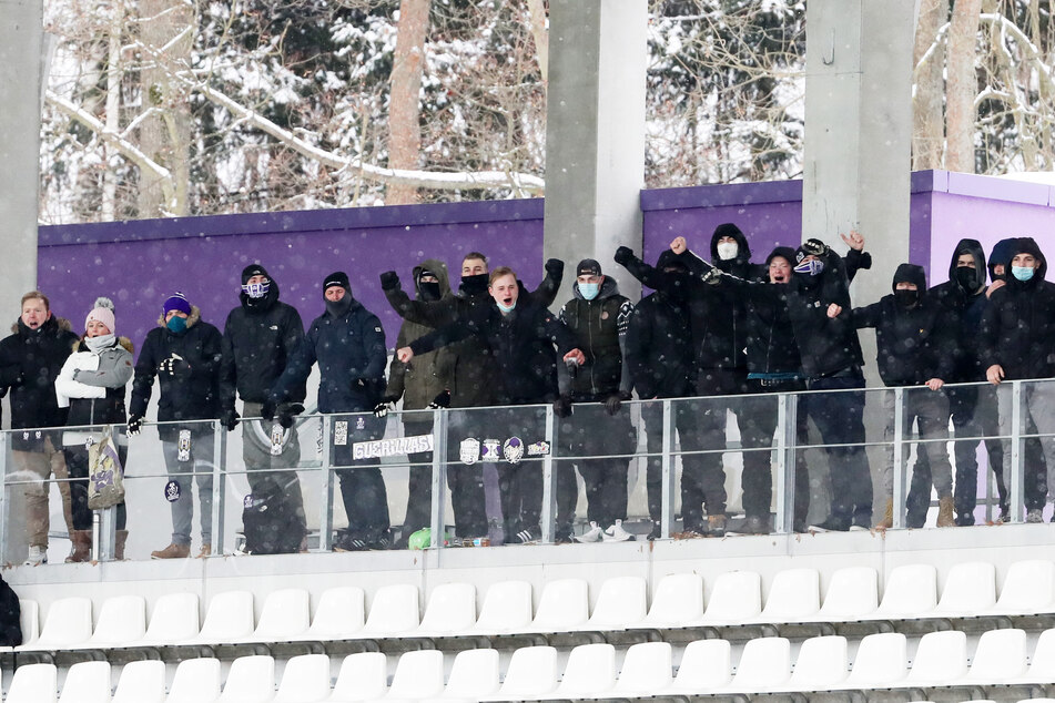 Unfassbar! Etliche Aue-Fans verfolgten das Düsseldorf-Match am Samstag im Erzgebirgsstadion und feuerten ihre Mannschaft an.