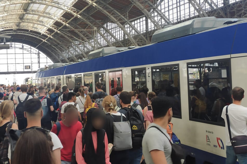 Bereits zu Zeiten des 9-Euro-Tickets wurde auf der Strecke teilweise ein Mini-Zug eingesetzt. Die Fahrgäste quetschten sich hinein, einige mussten wegen Überfüllung auf die nächste Bahn warten. (Archivbild)