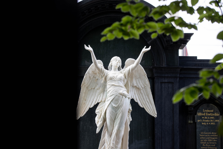 Welche Herausforderungen die Denkmalpflege mit sich bringt, wird auf dem Johannisfriedhof berichtet.