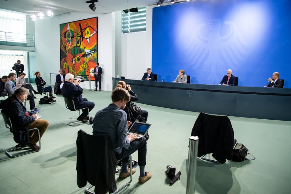 Markus Söder (l-r, CSU), Ministerpräsident von Bayern, Bundeskanzlerin Angela Merkel (CDU), Peter Tschentscher (SPD), Erster Bürgermeister von Hamburg, und Olaf Scholz (SPD), Bundesfinanzminister.