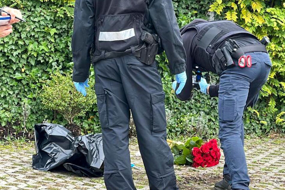 In der Nähe des Fundorts konnte von den Einsatzkräften ein roter Blumenstrauß sichergestellt werden.