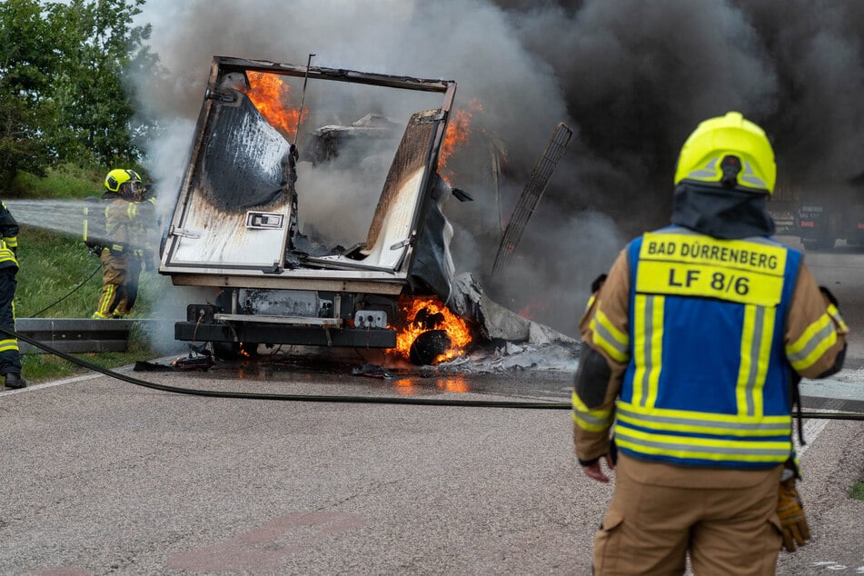 Dunkle Rauchwolke an der A9: McDonald's-Laster geht in Flammen auf