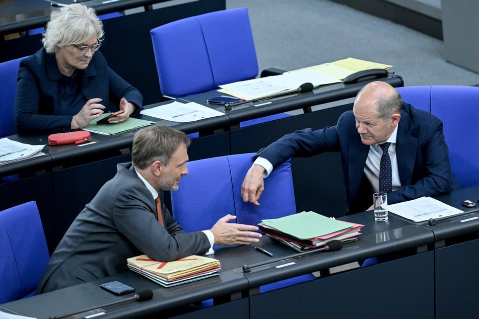 Christian Lindner (43, links unten) im Gespräch mit Bundeskanzler Olaf Scholz (64, SPD, r.): Bei der Sozialpolitik scheinen die beiden unterschiedliche Vorstellungen zu haben.